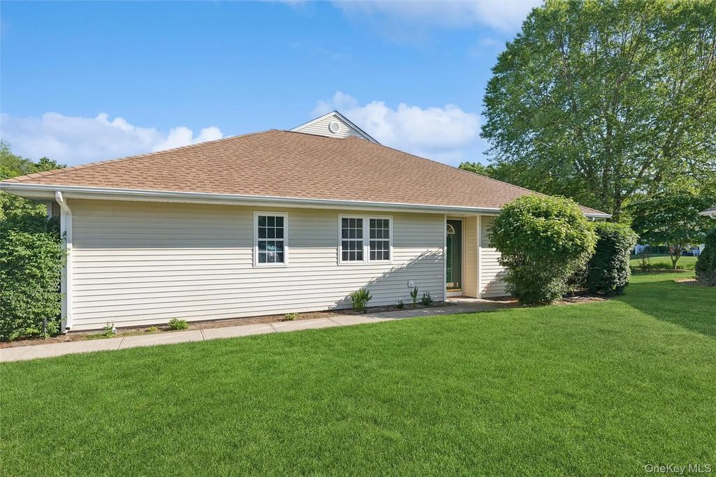42 Blueberry Common, Riverhead
