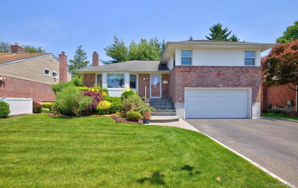 31 Irene Lane E, Plainview