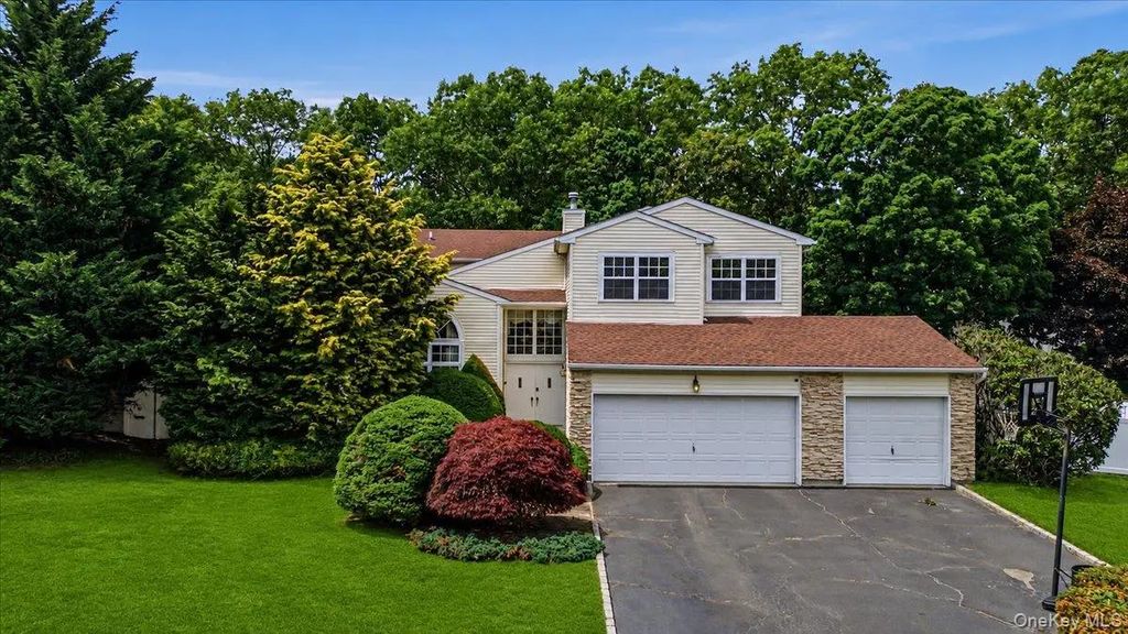 16 English Ivy Lane, Lake Grove
