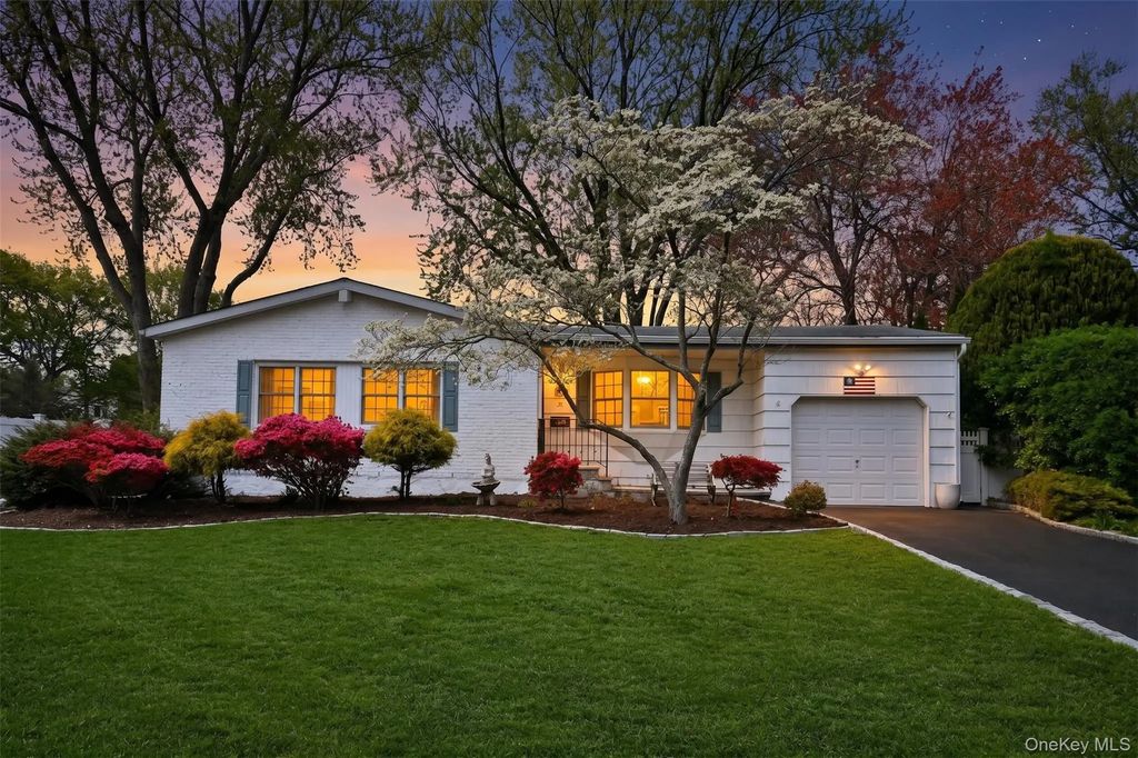 28 Dartmouth Drive, Smithtown