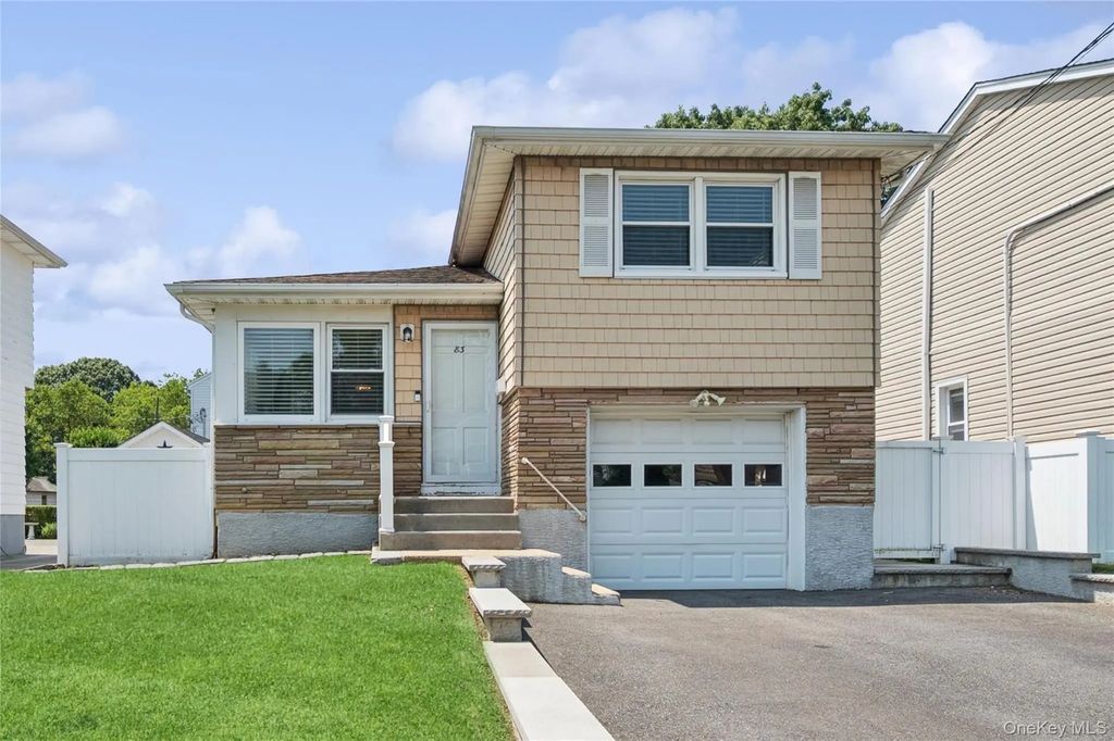 83 Scarcliffe Drive, Malverne