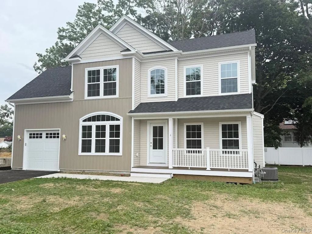 8 Gail Grace Court, Copiague