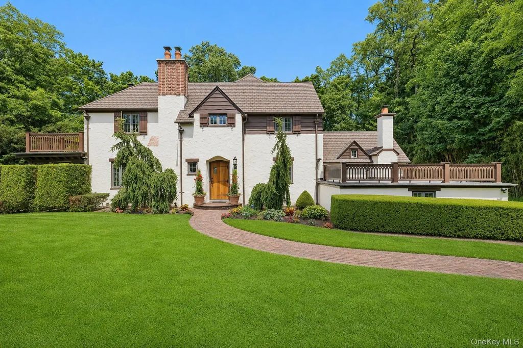 84 Luquer Road, Manhasset