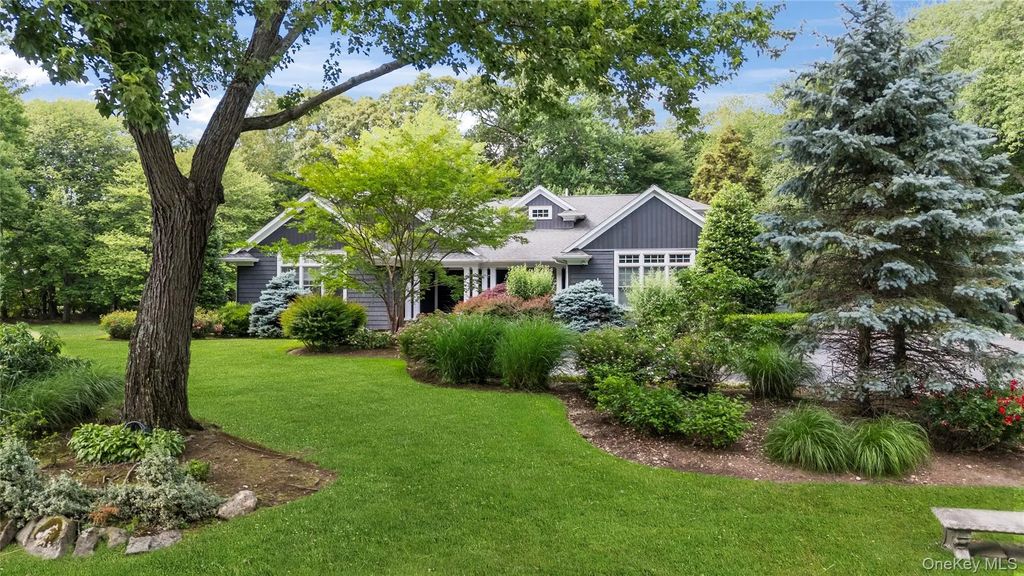 40 Coves Run, Syosset