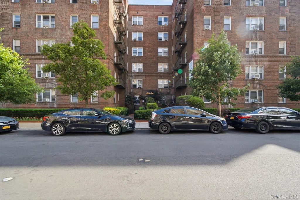 65-74 Saunders Street # 3h, Rego Park