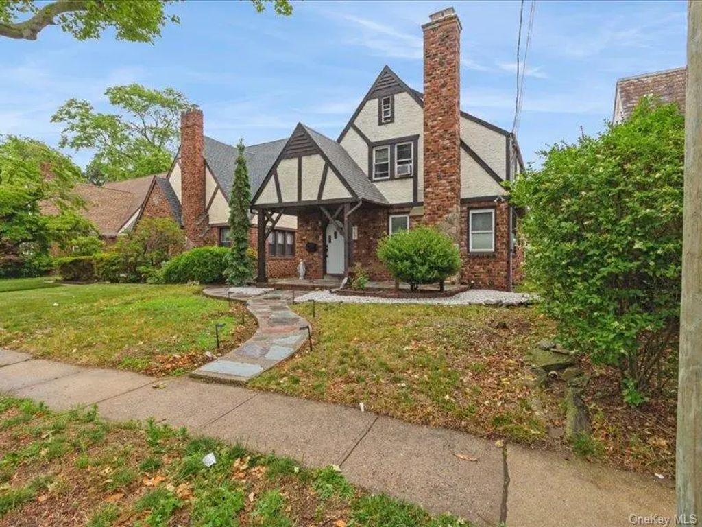 167 Lakeview Avenue, Lynbrook