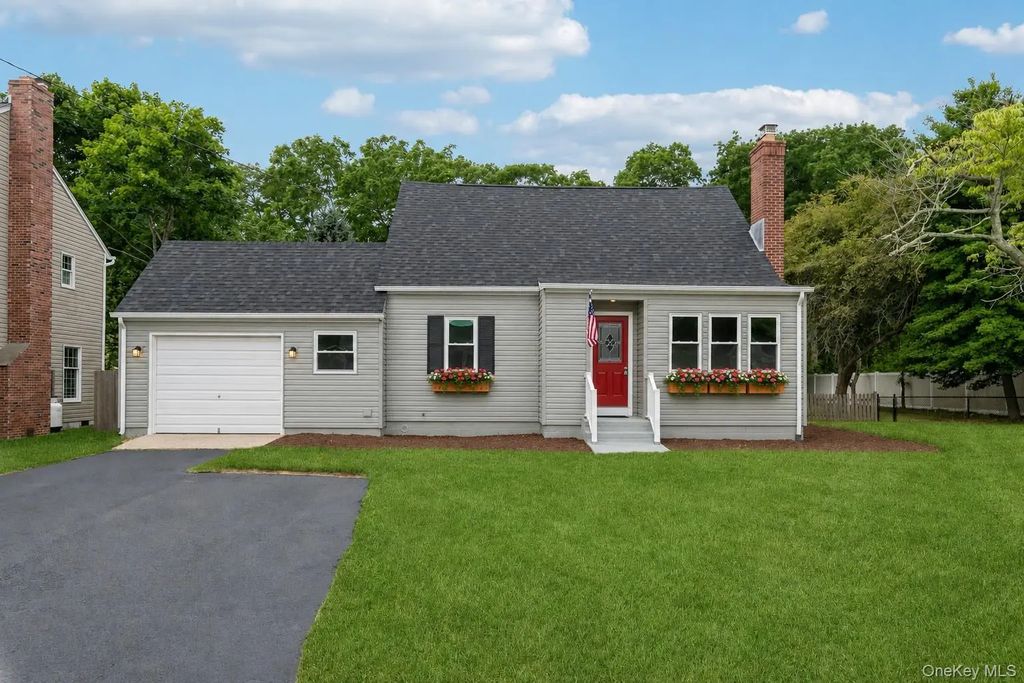 54 N Ocean Avenue, Center Moriches
