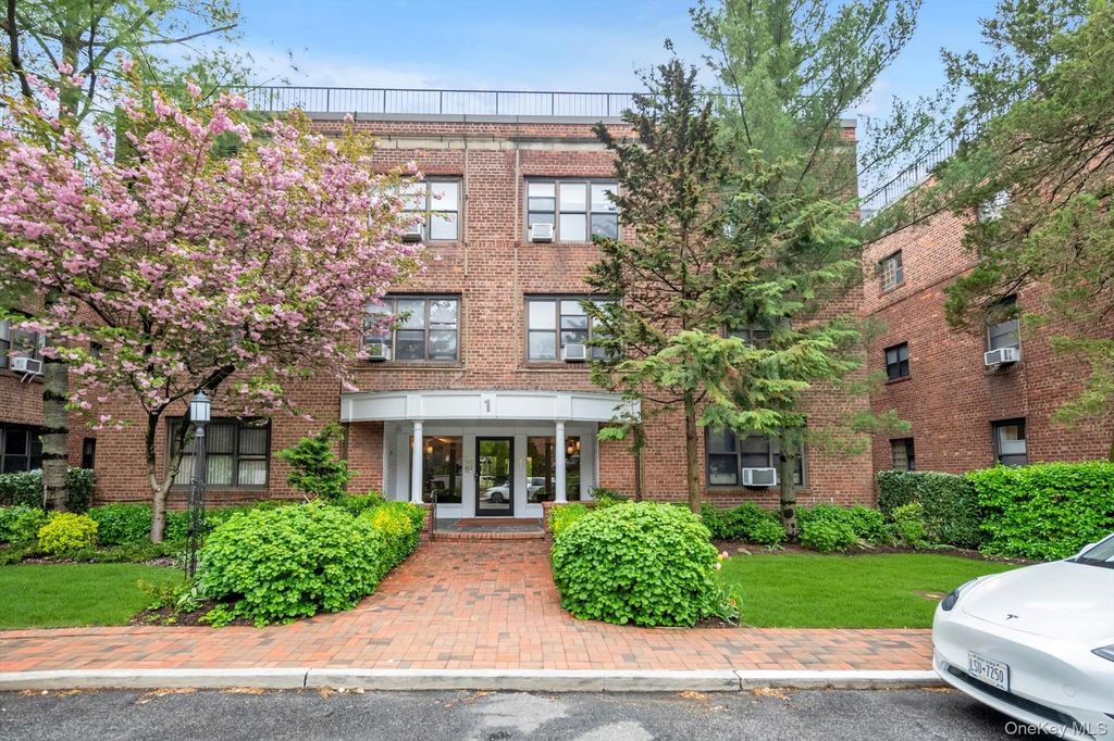 1 Town House Place # 2e, Great Neck
