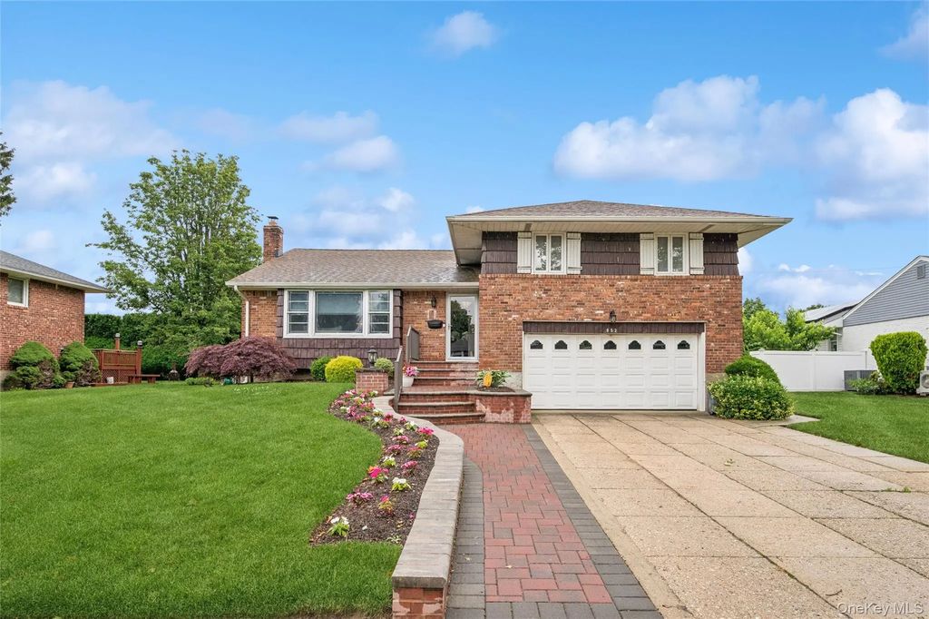 952 Roxbury Drive, Westbury