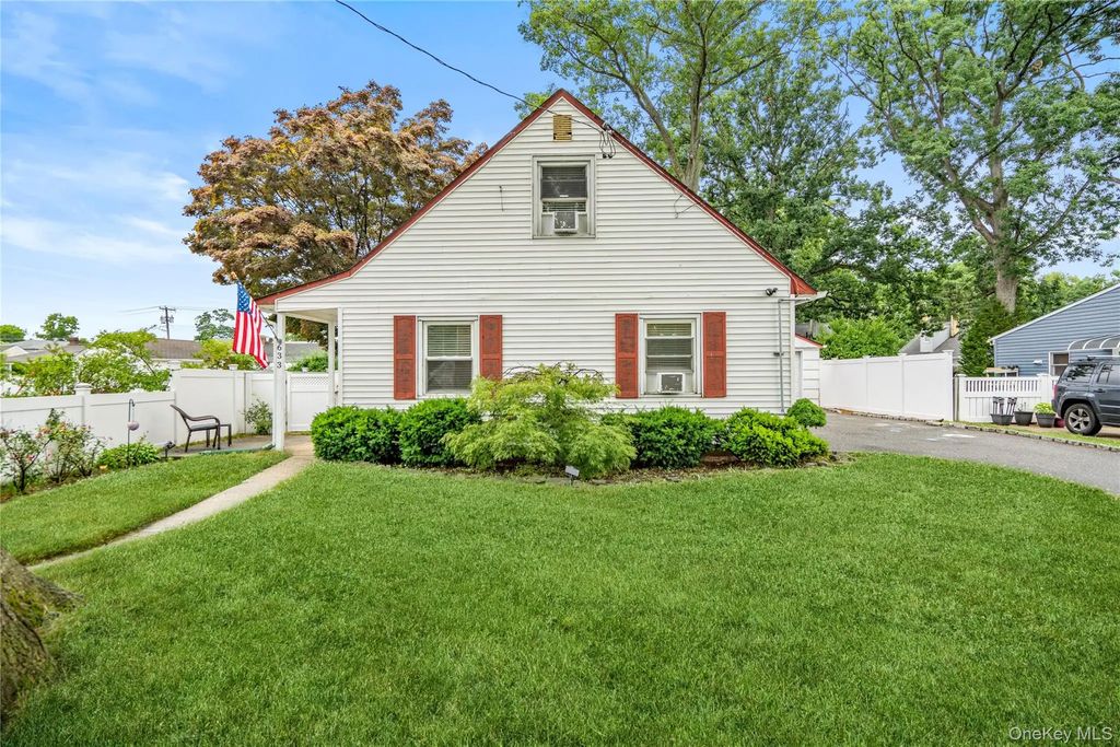 633 Robin Court, West Hempstead