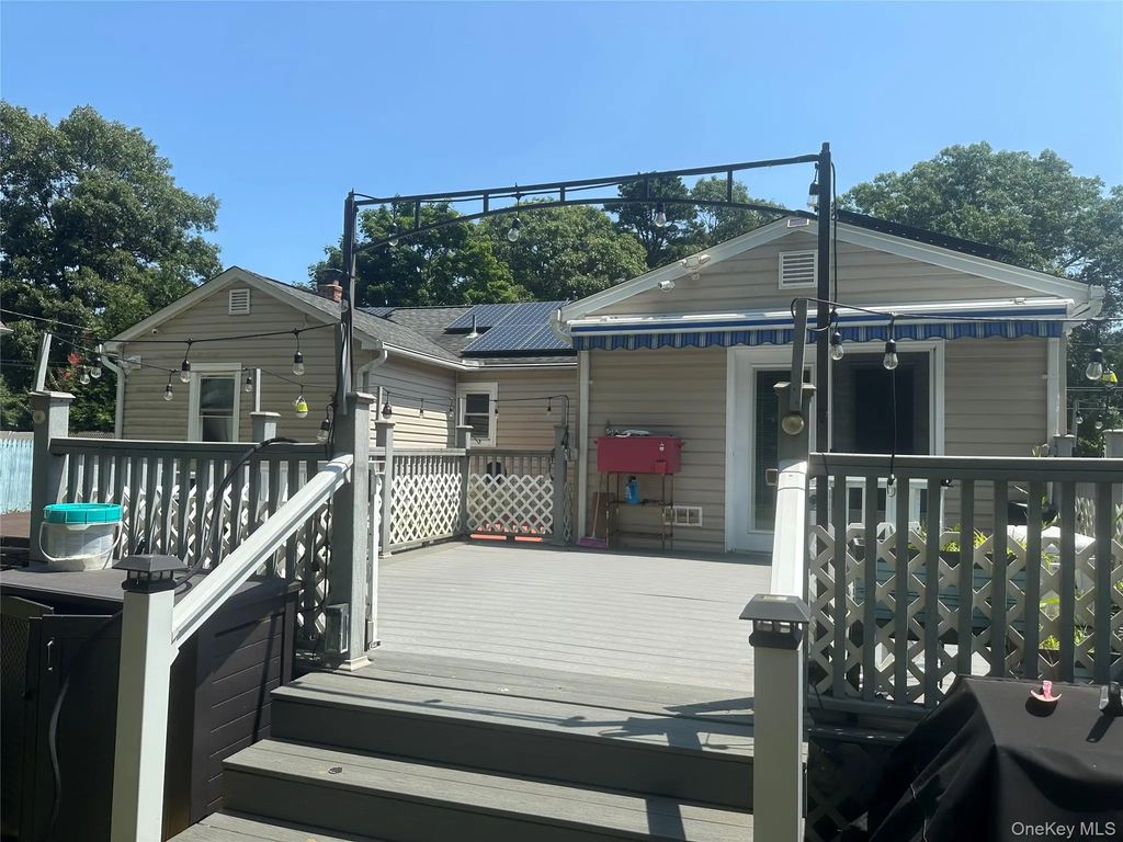 30 Robinwood Street, Mastic