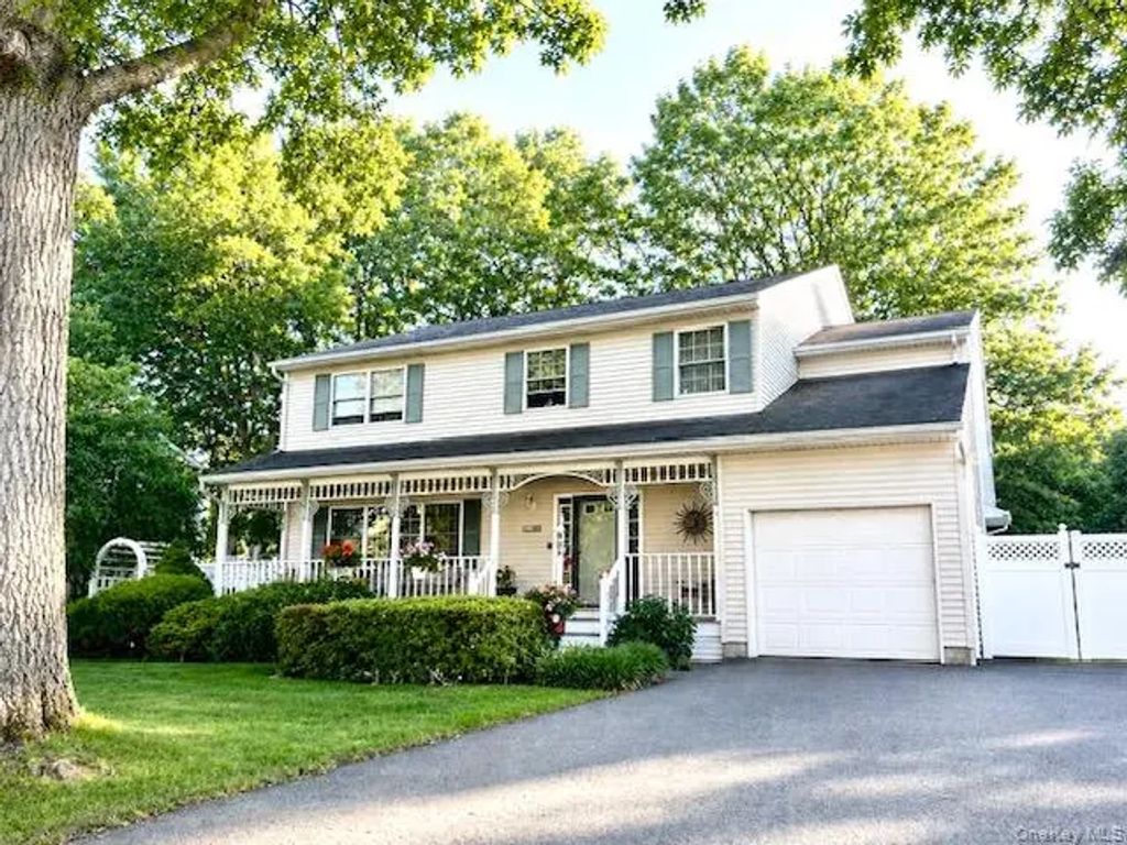 1288 Boston Avenue, Bay Shore
