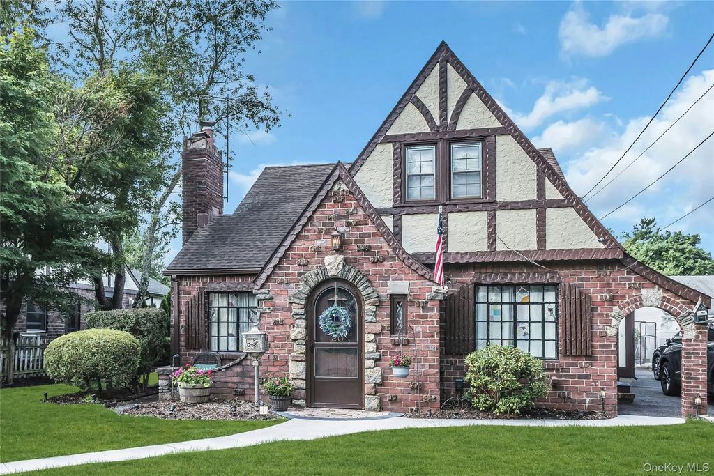 20 Voorhees Place, Malverne