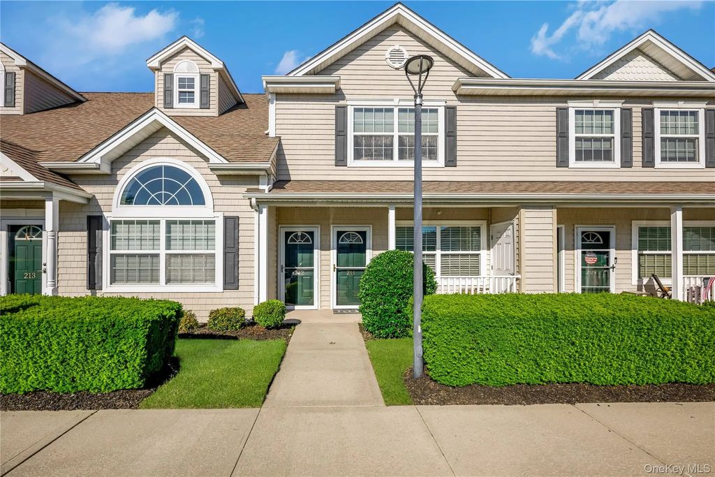 212 Willow Lane, Valley Stream
