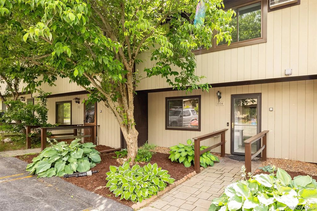 1004 Chelsea Cove S, Hopewell Junction