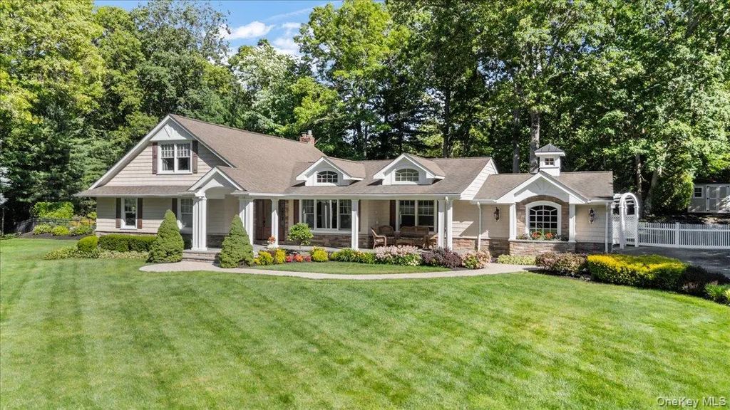 10 Serene Court, Dix Hills