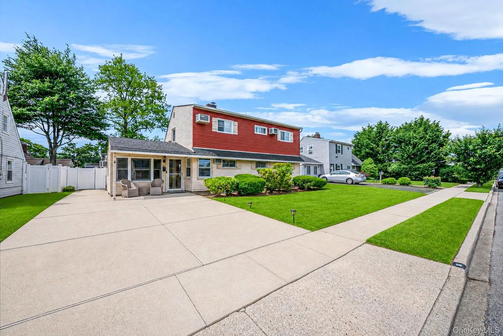 36 Sunrise Lane, Levittown