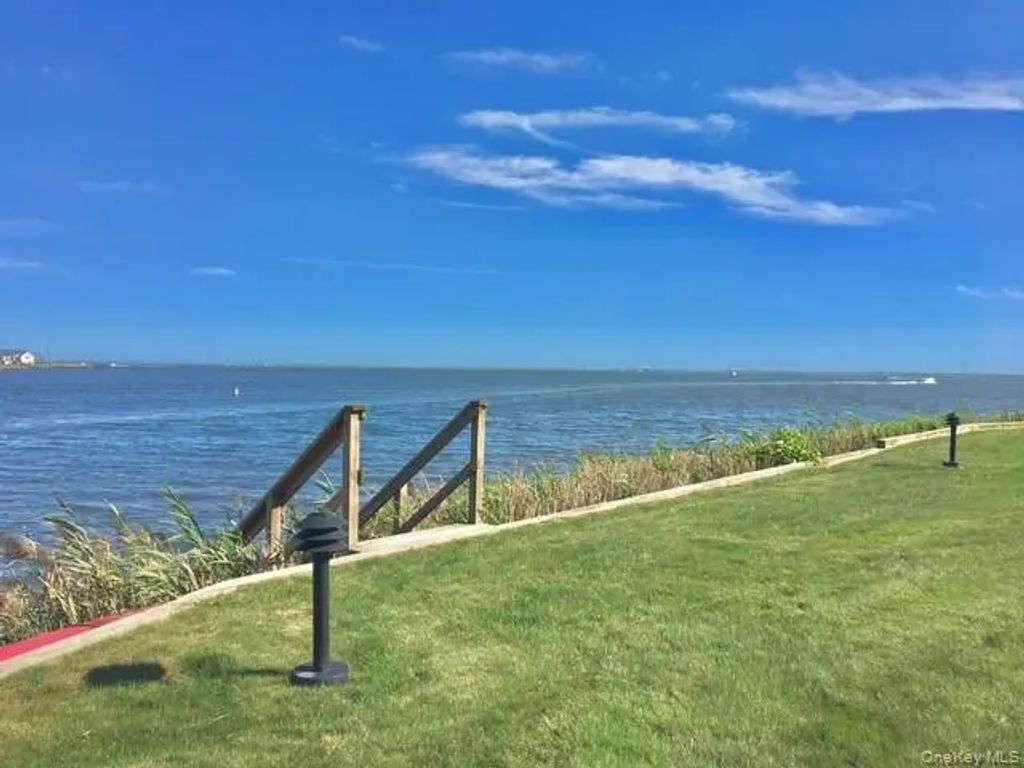 8 Victoria Drive # 8, Amityville