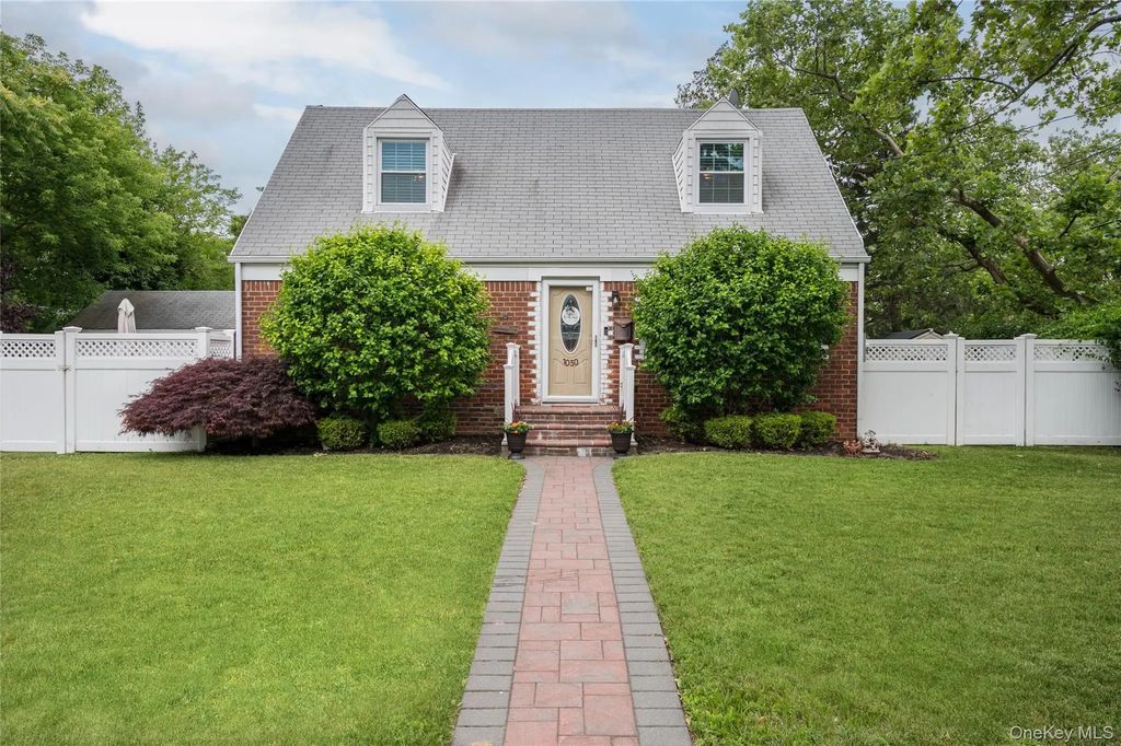 1030 North Drive, Merrick