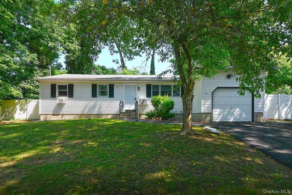 195 Mohawk Street, Ronkonkoma