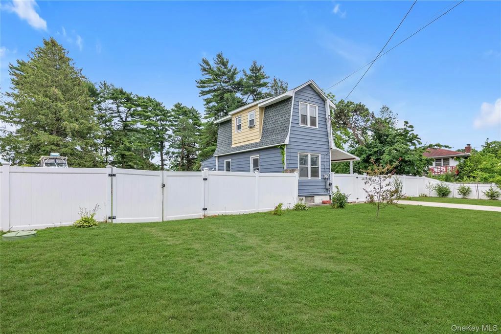 15 Saint Johns Place, West Babylon