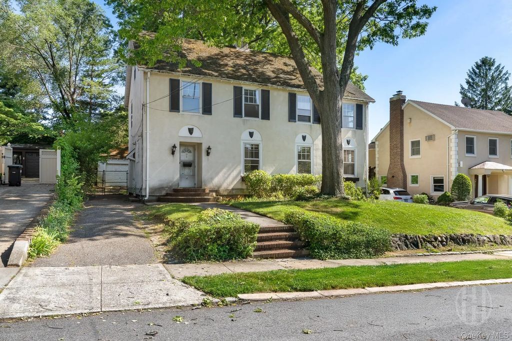 12 Carolina Road, Douglaston