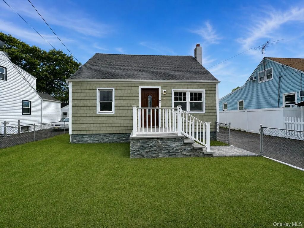 541 N Indiana Avenue, Lindenhurst