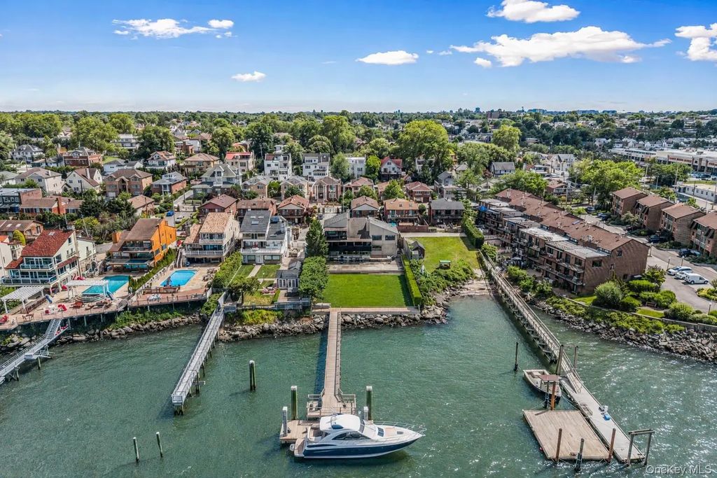 15443 Riverside Drive, Whitestone