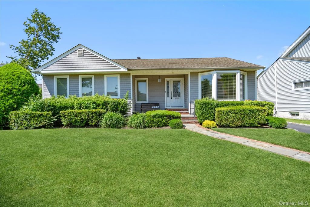 678 Carlyle Avenue, Franklin Square