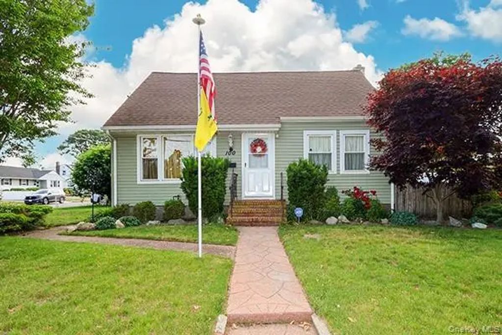 100 Laux Place, North Bellmore
