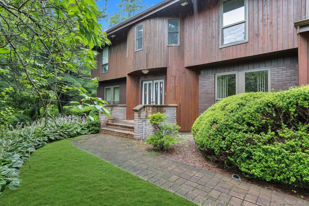 17 Calumet Drive, Dix Hills