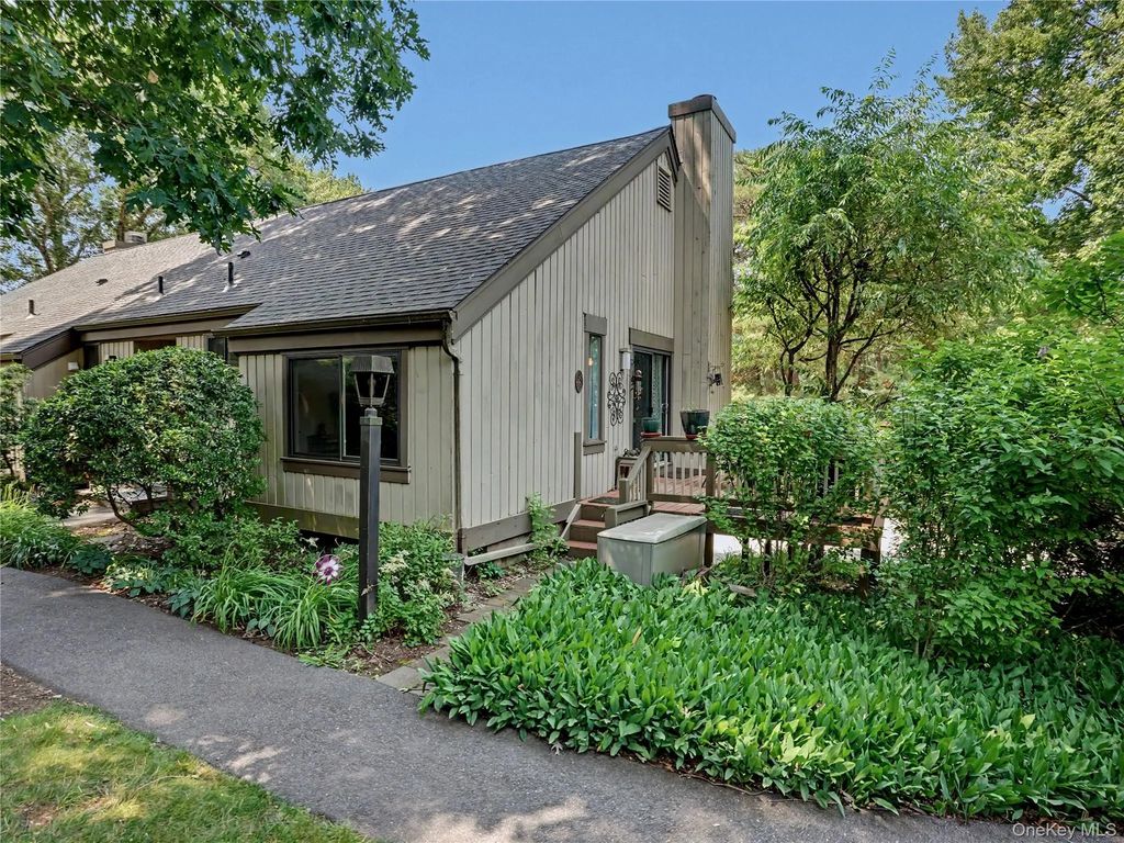 128 Heritage Hills Drive # B, Somers