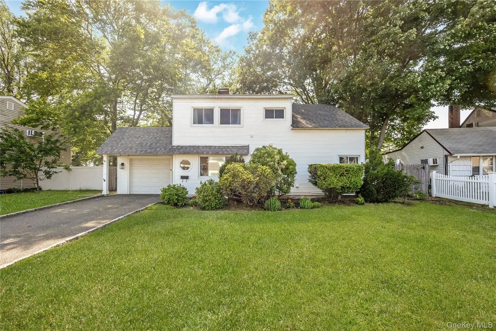 201 Cypress Lane W, Westbury