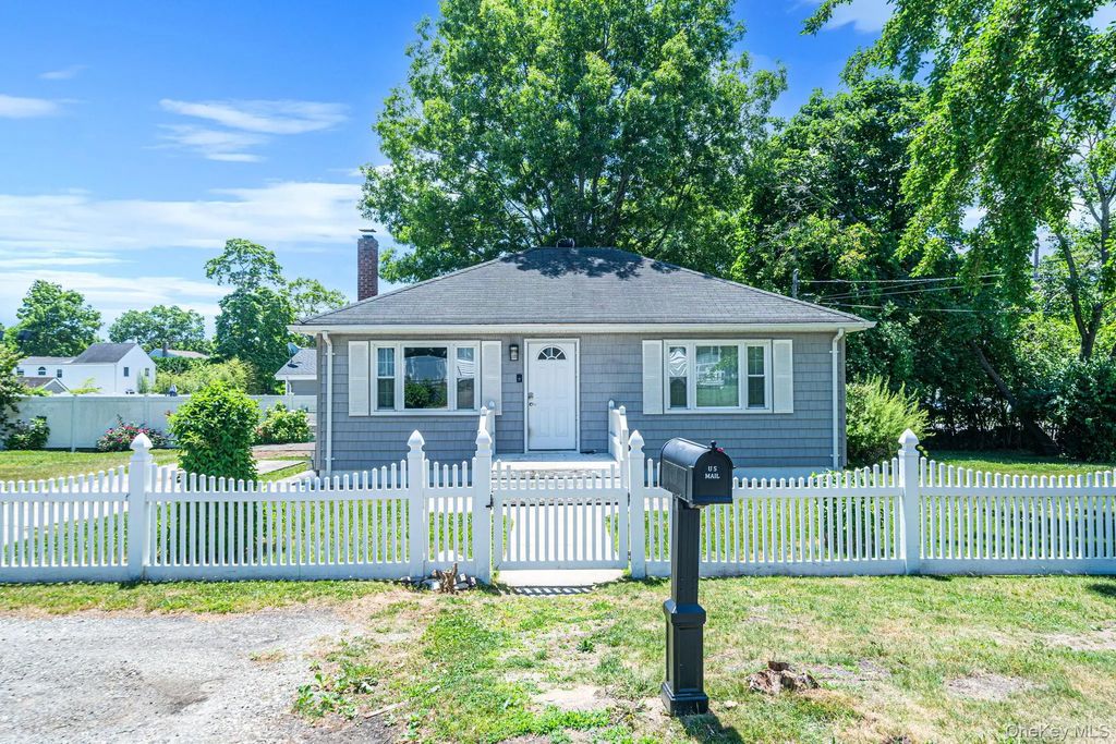 14 Pinelawn Avenue, Farmingville