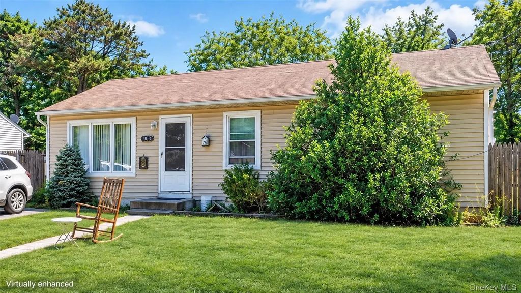 903 Provost Avenue, Bellport