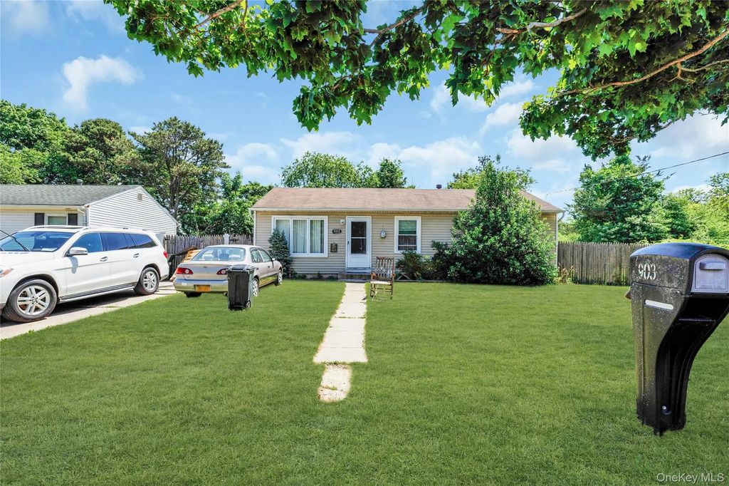903 Provost Avenue, Bellport