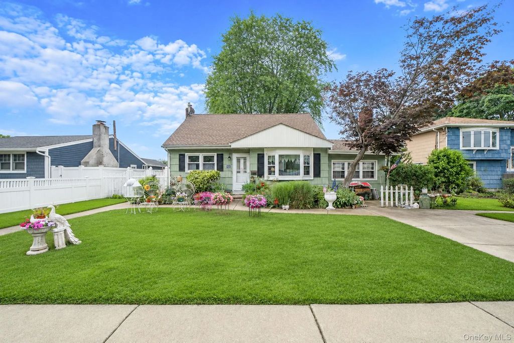 18 E Bay Drive, West Islip