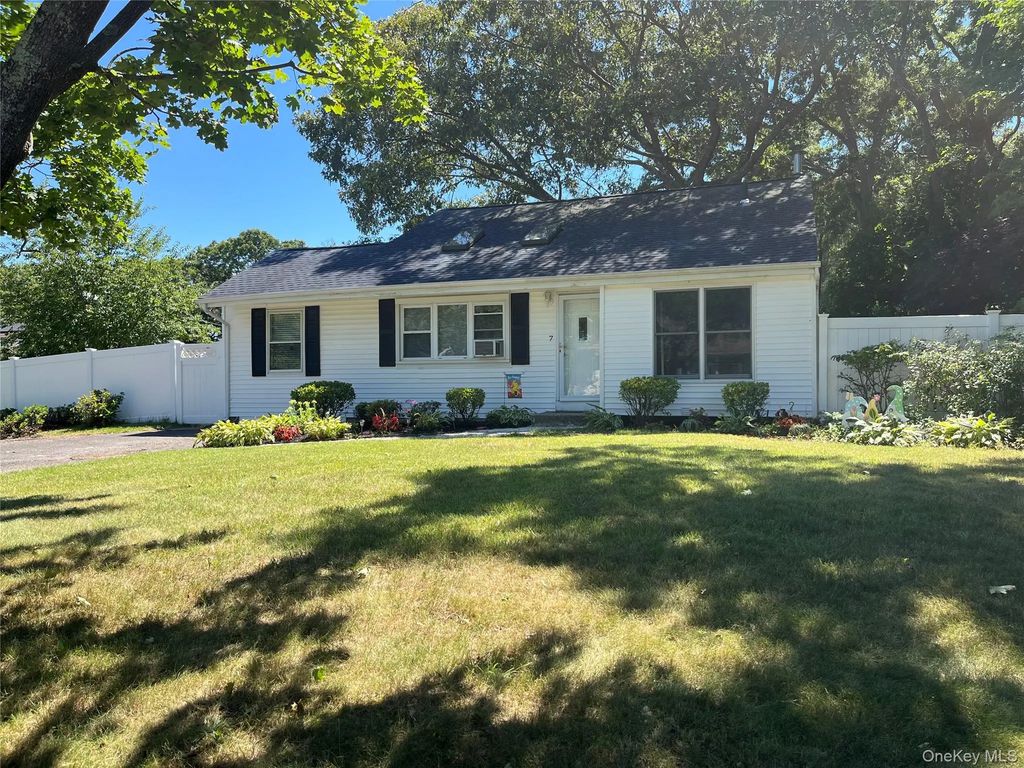 7 Squires Avenue, Port Jefferson Station