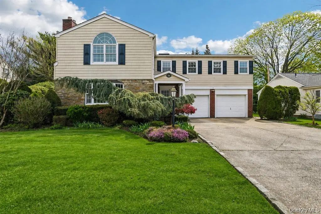 221 Kensington Road, Garden City