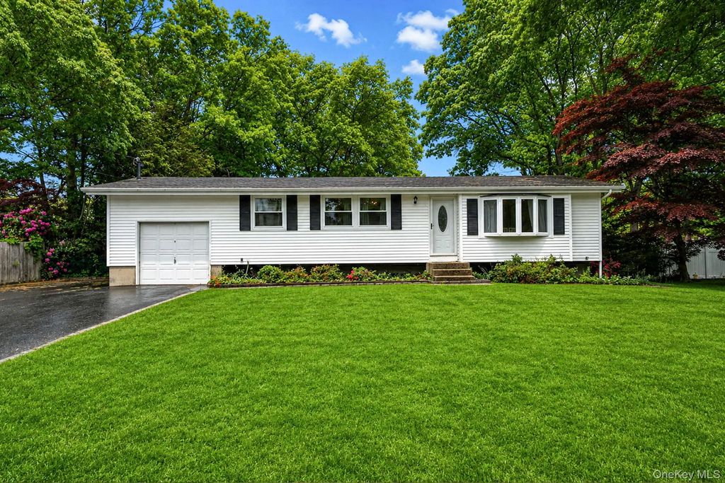 16 Lodge Lane, East Setauket