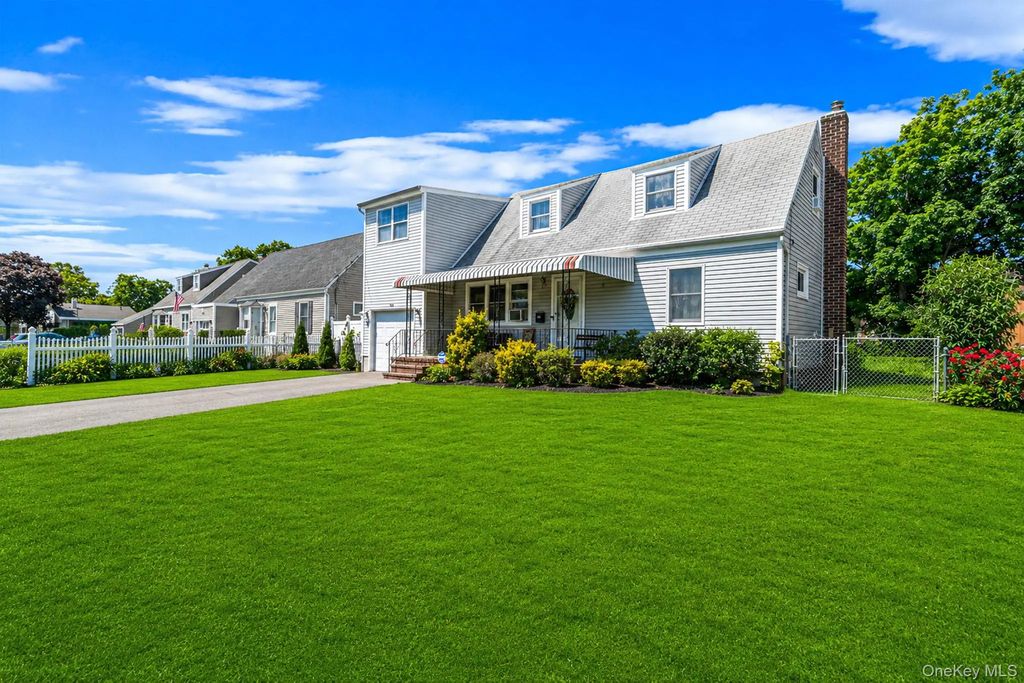168 W 21st Street, Deer Park