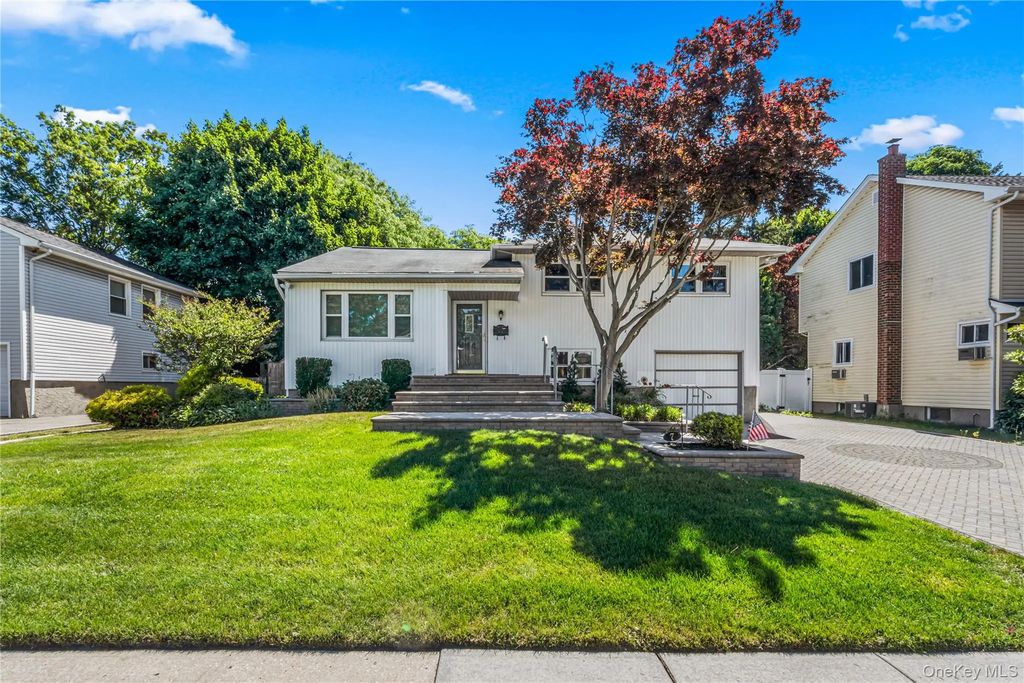 7 Margaret Drive, Plainview