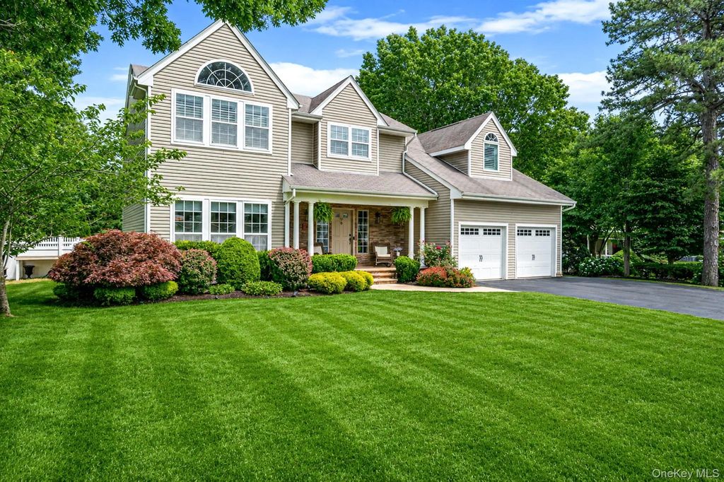 20 Hancock Court, South Setauket