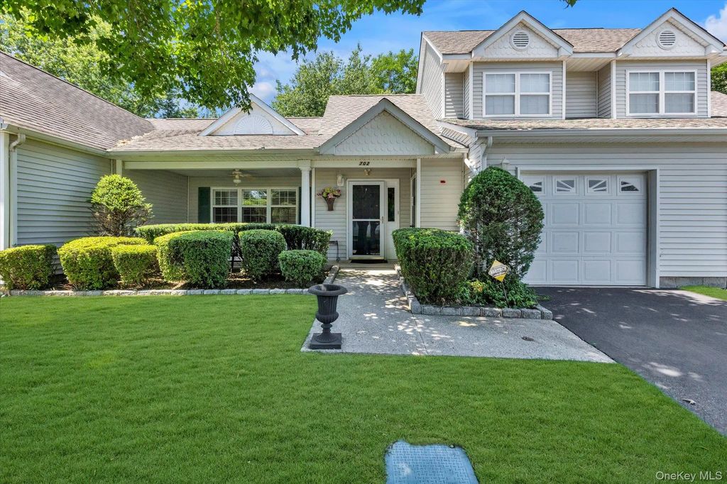 702 Pebble Beach Path, Riverhead