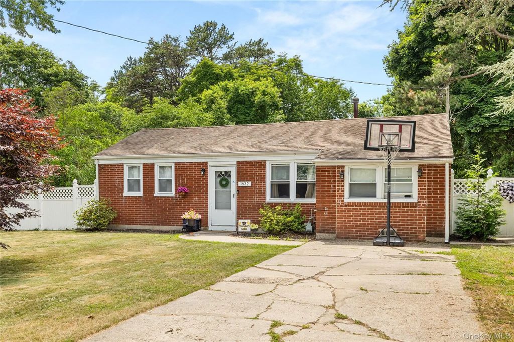 1632 N Thompson Drive, Bay Shore