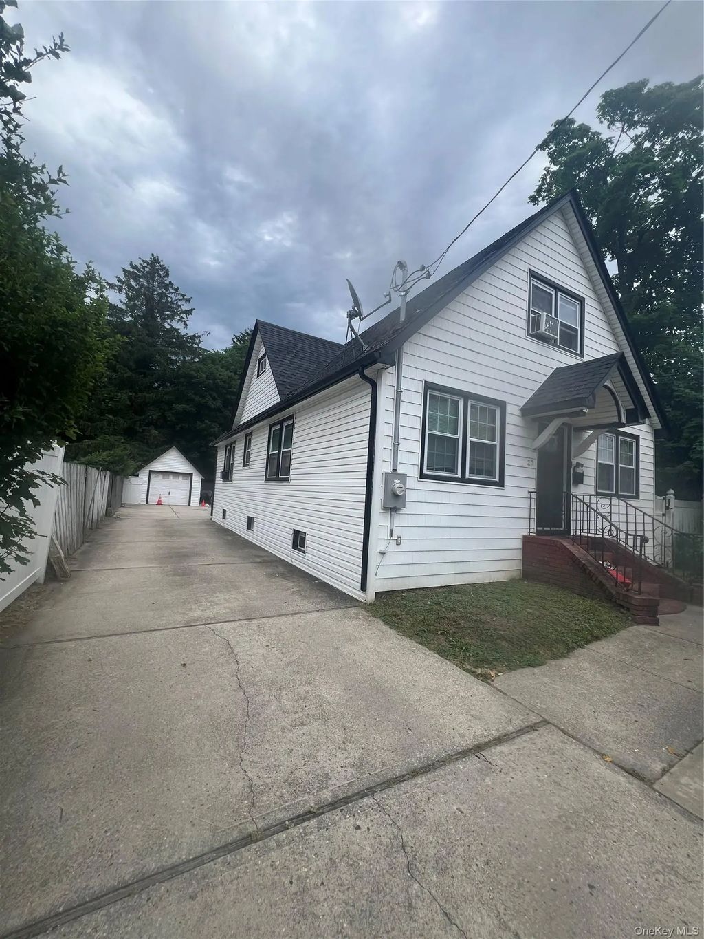 27 Brook Avenue, Bay Shore