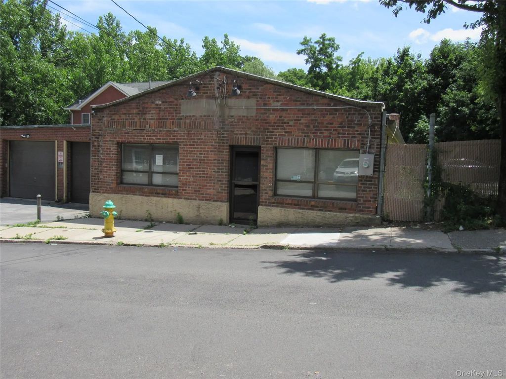 32 Aqueduct Street, Ossining