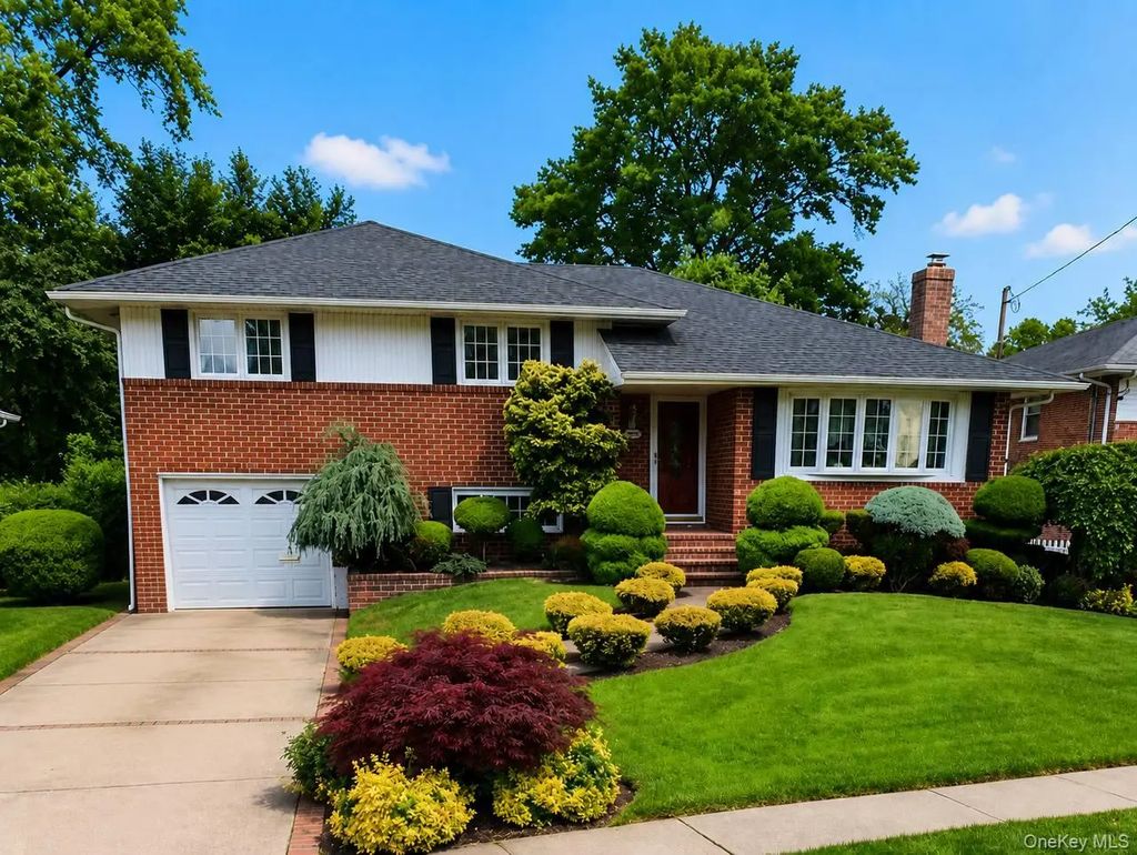 360 Terrace Avenue, Garden City