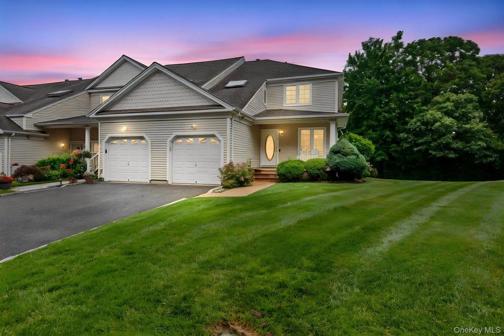 16 Lindbergh Circle, Huntington