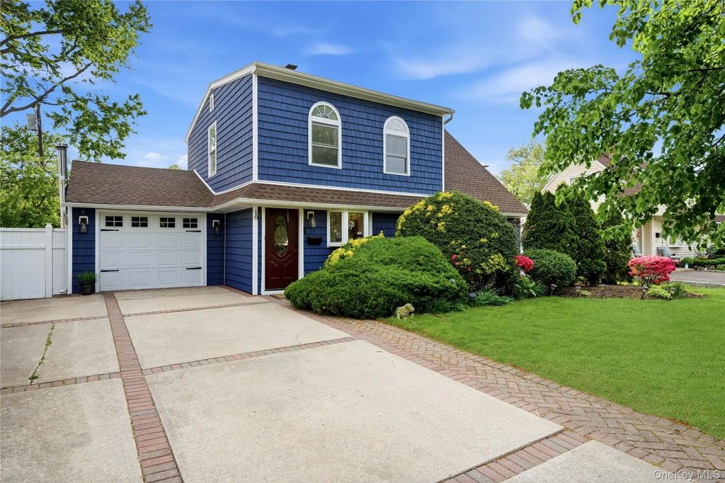 10 Wildflower Lane, Wantagh